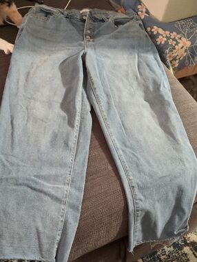Light Wash Women's Button-Fly Jeans Cropped Raw Rdge